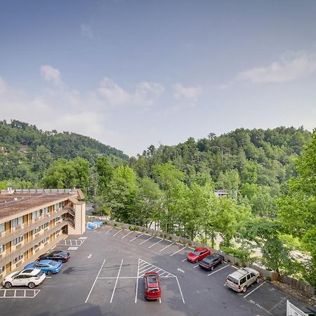 Stylish Gatlinburg Condo With Pool Walk Downtown! Bagian luar foto