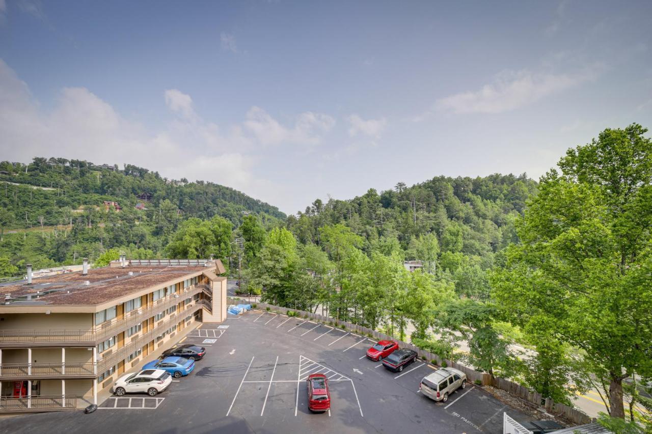 Stylish Gatlinburg Condo With Pool Walk Downtown! Bagian luar foto